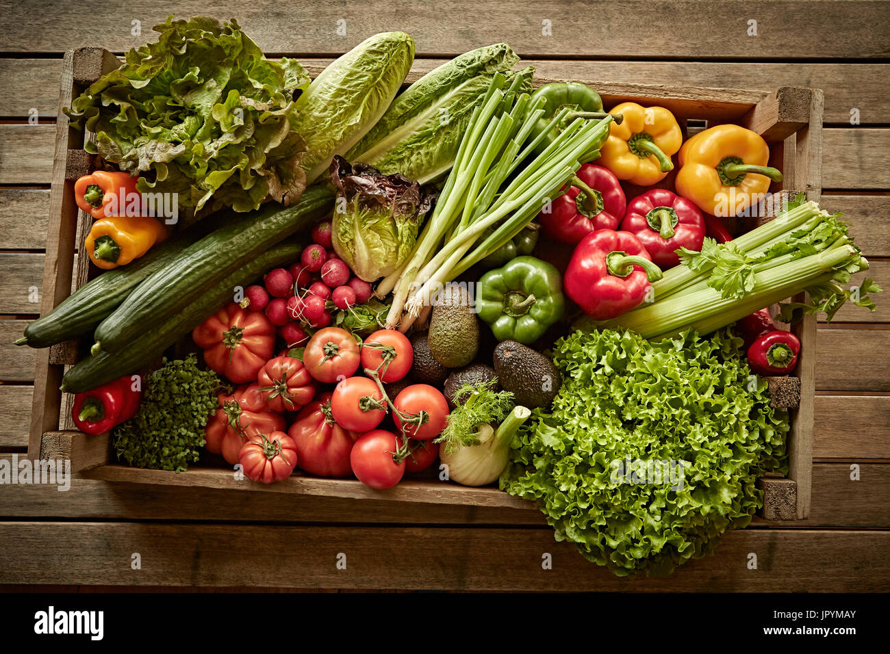La vie, toujours frais, légumes bio saine récolte variété En caisse bois Banque D'Images