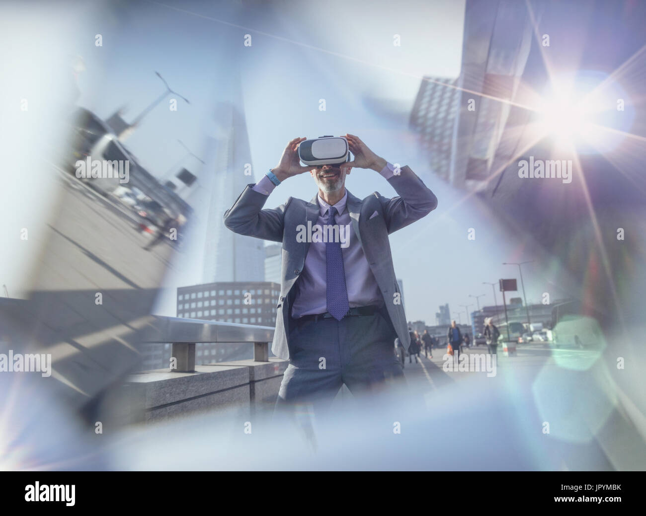 Businessman Using virtual reality simulator lunettes urban Street, London, UK Banque D'Images