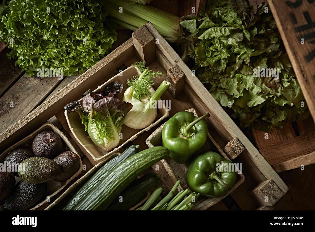 La vie toujours frais, bio, vert, légumes sains dans divers caisse bois Banque D'Images