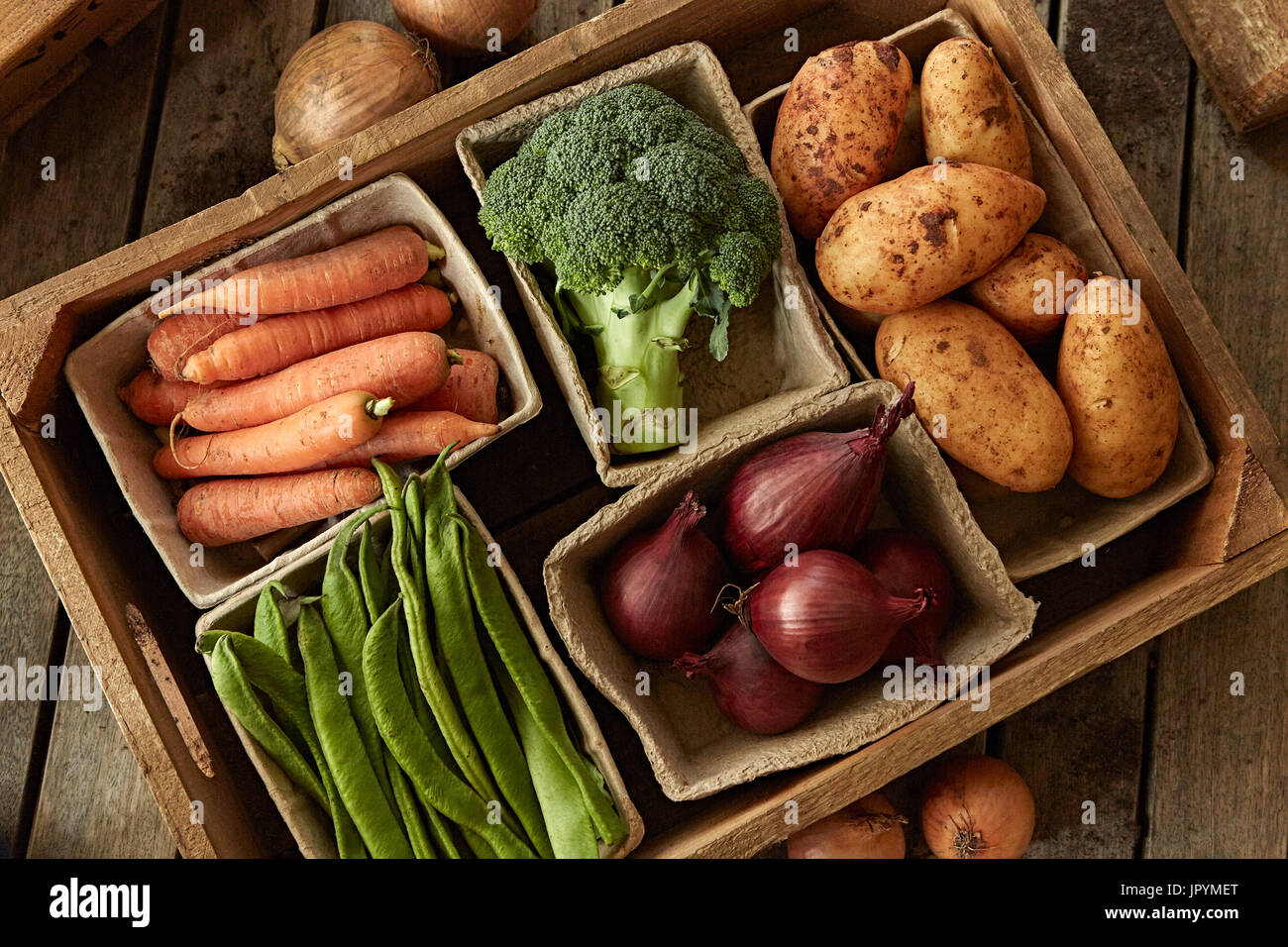 La vie, toujours frais, légumes bio saine récolte variété En caisse bois Banque D'Images