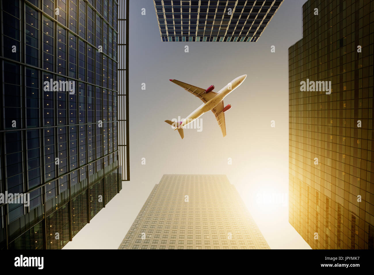 Vol d'un avion sur les tours d'habitation, travel concept Banque D'Images