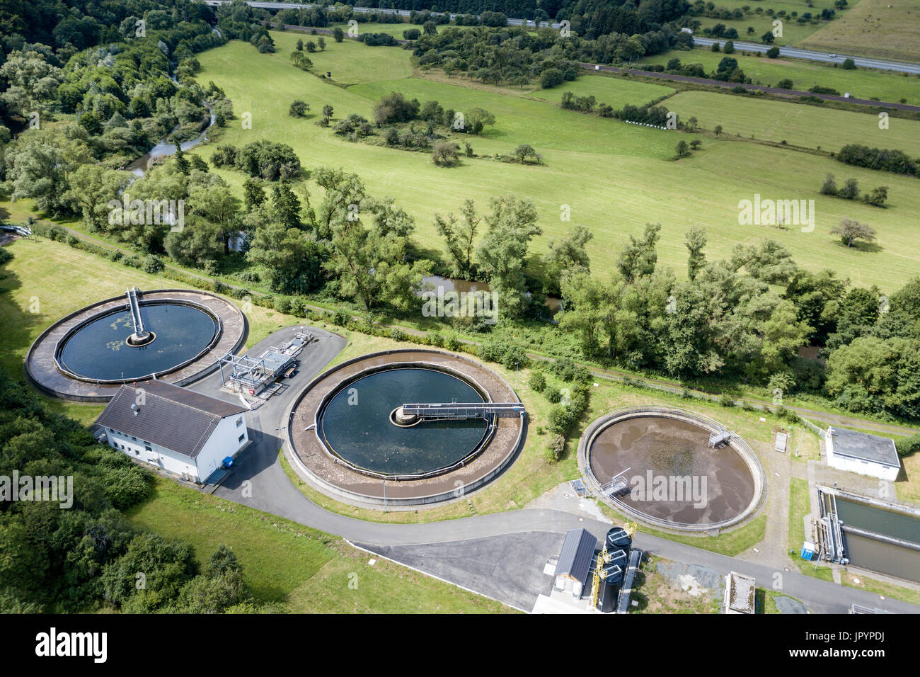 Vue aérienne d'une petite usine de traitement des eaux usées Banque D'Images