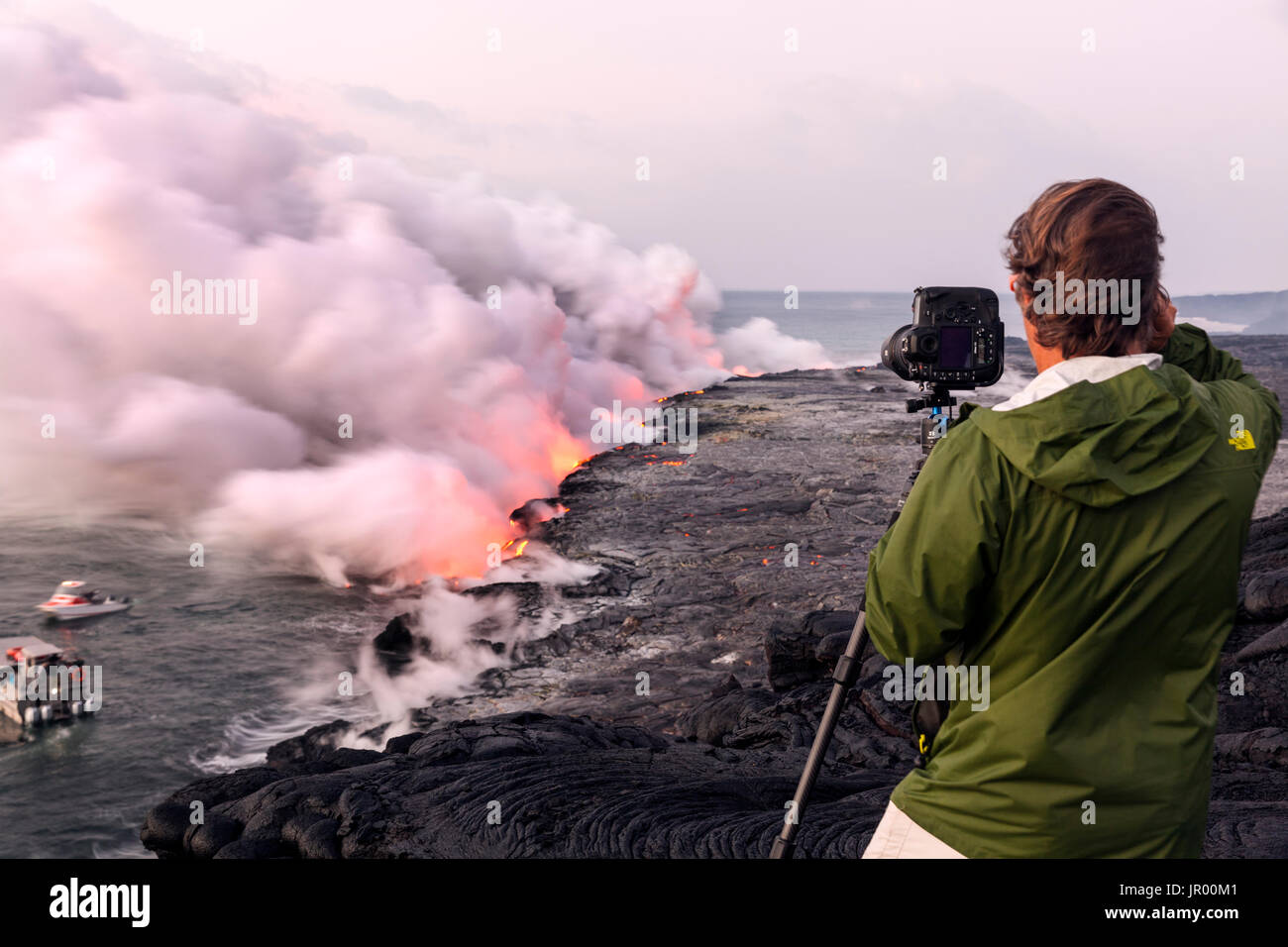 HI00344-00...Hawai'i - Lava qui se jettent dans l'océan Pacifique de l'est le riff Zoneof Kilauea Volcano sur l'île d'Hawai'i. Banque D'Images