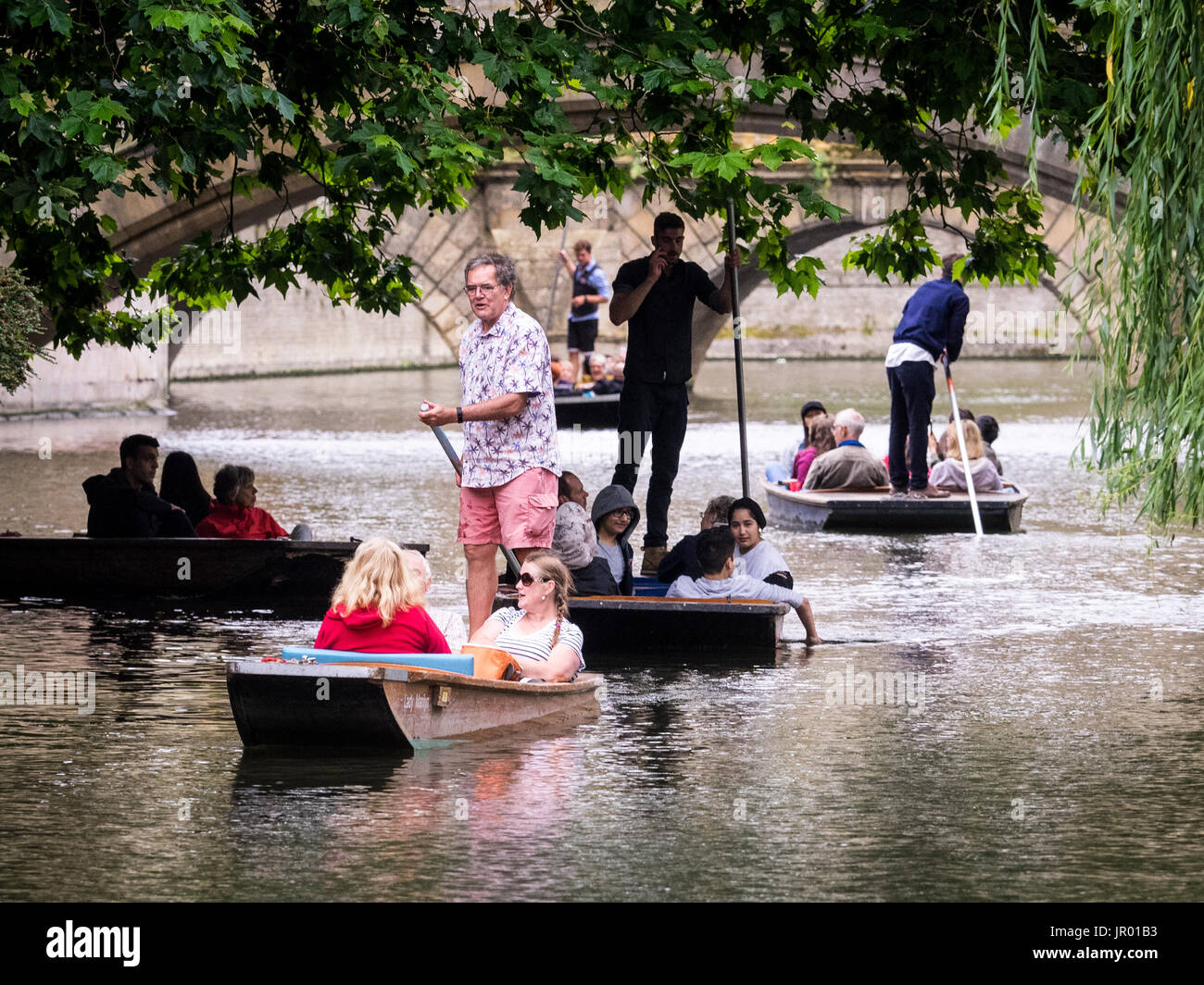 Cambridge Tourism - les touristes se puntent sur la River Cam à Cambridge au Royaume-Uni Banque D'Images