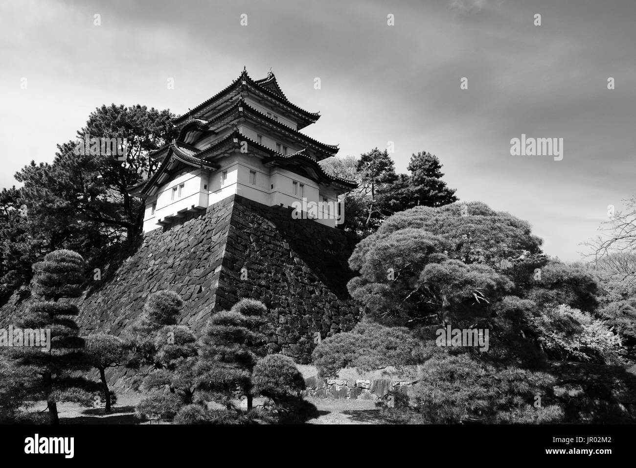 Le noir et blanc d'un château historique tour de garde au Palais Impérial de Tokyo au Japon Banque D'Images