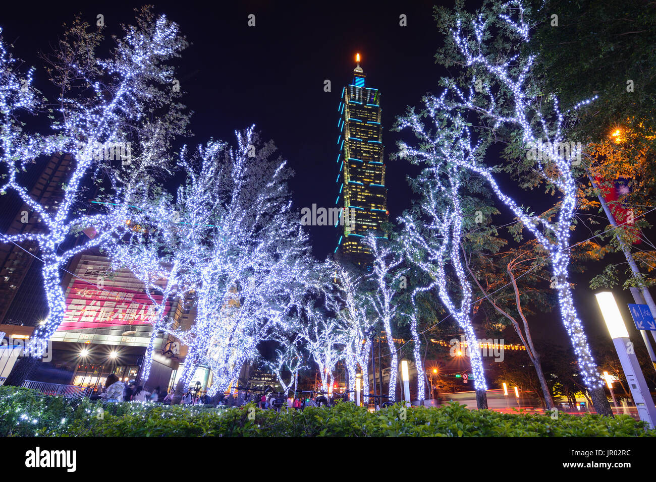 TAIPEI, TAIWAN - Le 23 décembre 2016 - Noël s'allument en face de la Taipei 101 la nuit dans le district de No.2 Fushun Xinyi la capitale de Taiwan Banque D'Images
