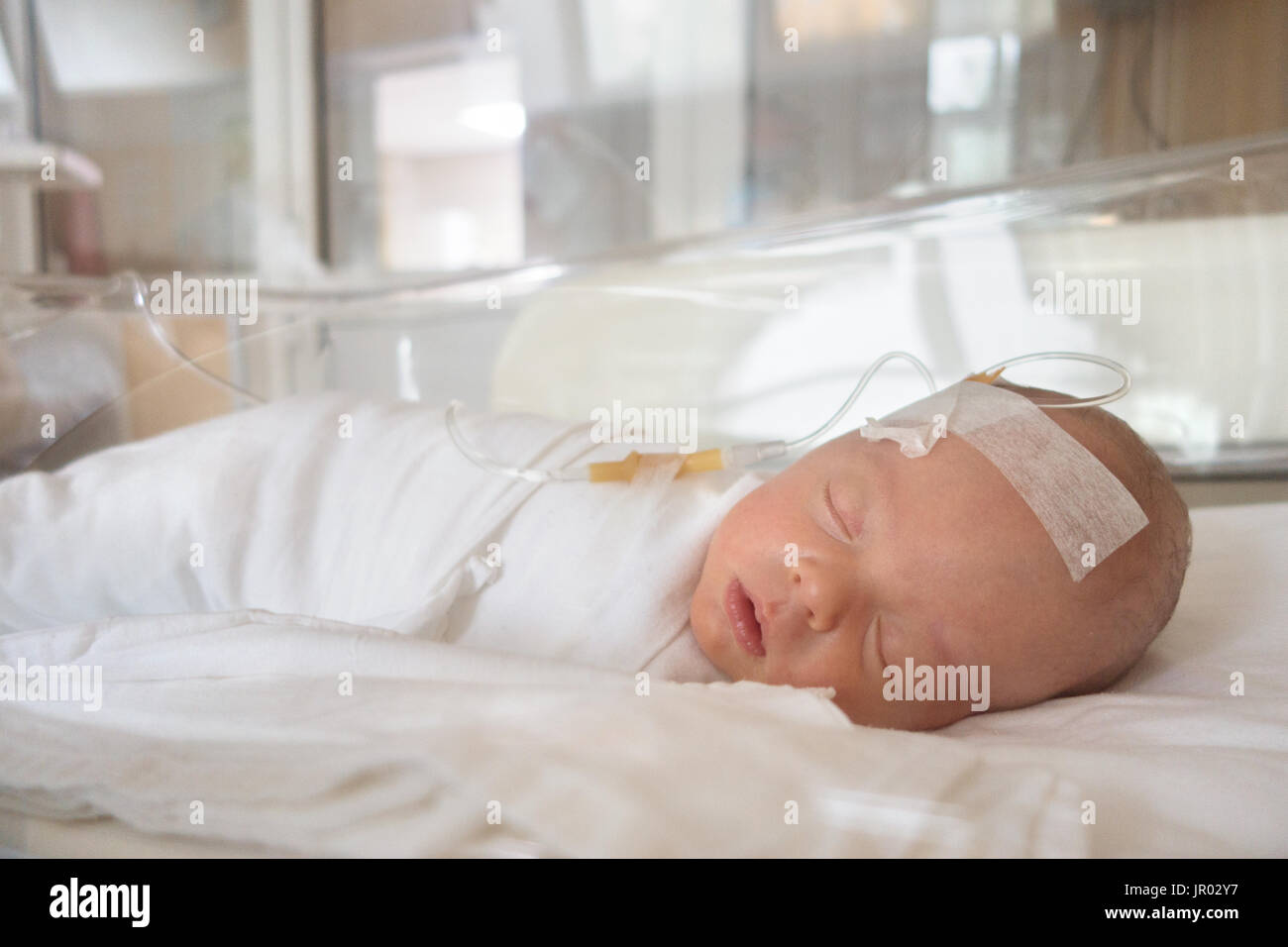 Bébé nouveau-né de dormir sur une goutte dans un hôpital Banque D'Images