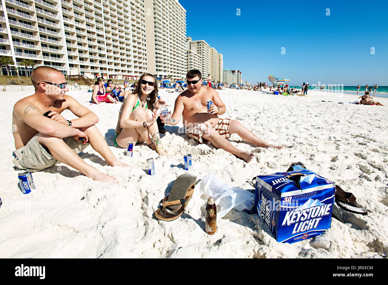 Les élèves de boire de l'alcool sur la plage pendant les vacances de printemps. Panama City Beach, Floride 2011 Banque D'Images