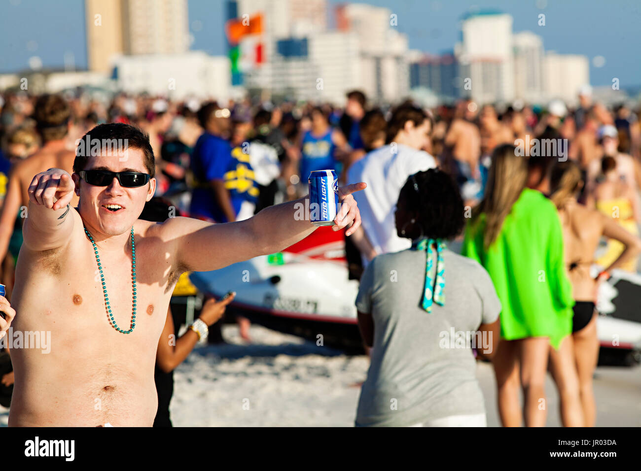 Jeune homme montrant son enthousiasme pour les vacances de printemps. Panama City Beach, Floride, 2011. Banque D'Images