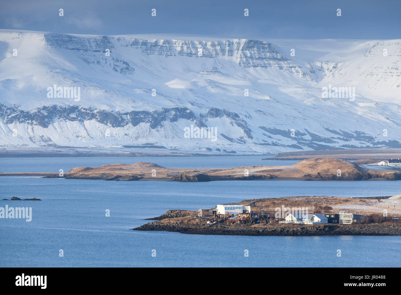 Icelandic paysage côtier. Montagnes enneigées sous ciel bleu foncé. District de Reykjavik, Islande Banque D'Images