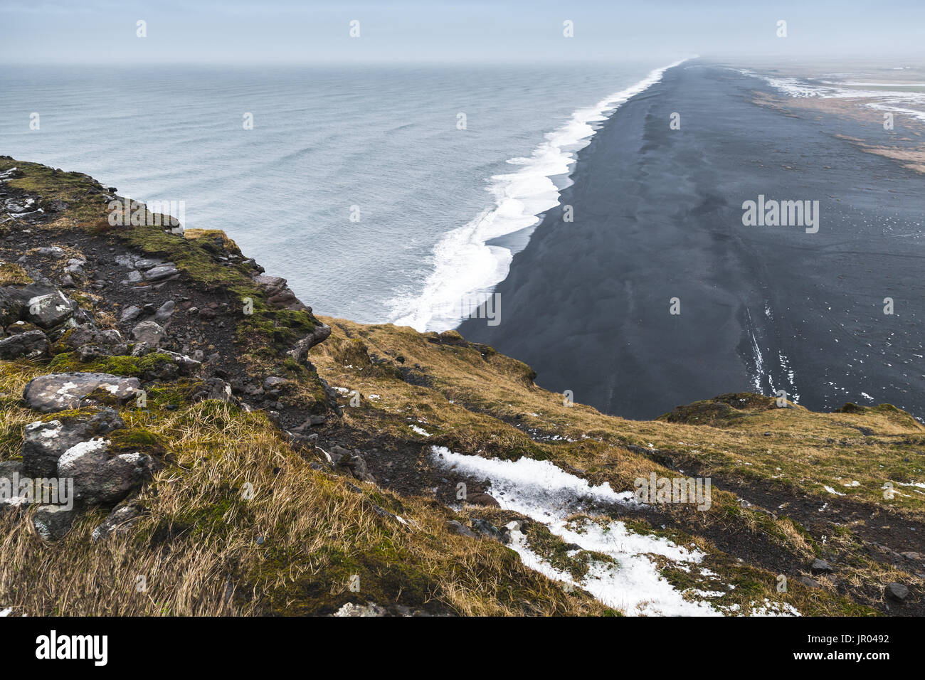 Icelandic paysage côtier. Côte de l'océan Atlantique Nord des Rocheuses, la plage de sable noir de Vik, district, Islande Banque D'Images