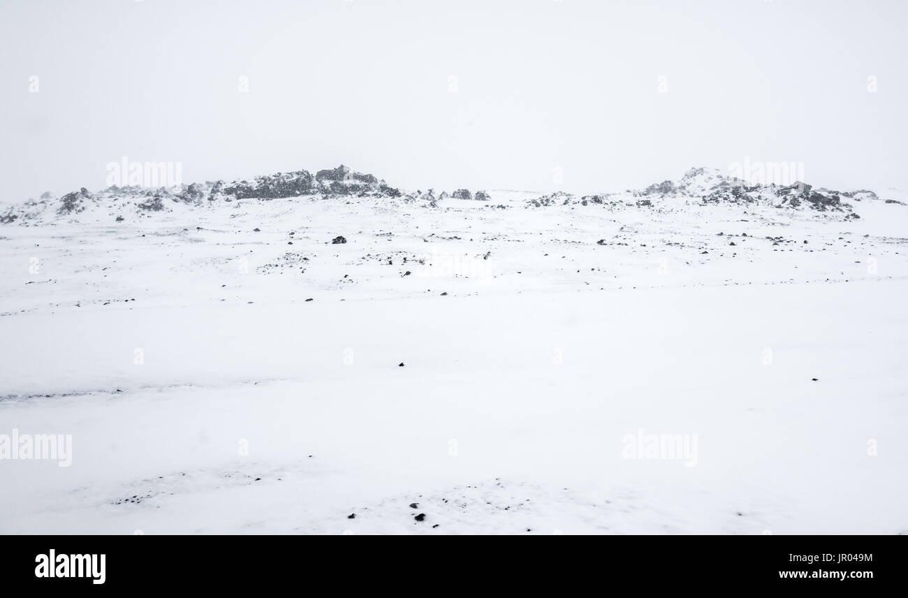 Paysage islandais vide avec des pierres couvertes d'afficher sur l'horizon Banque D'Images