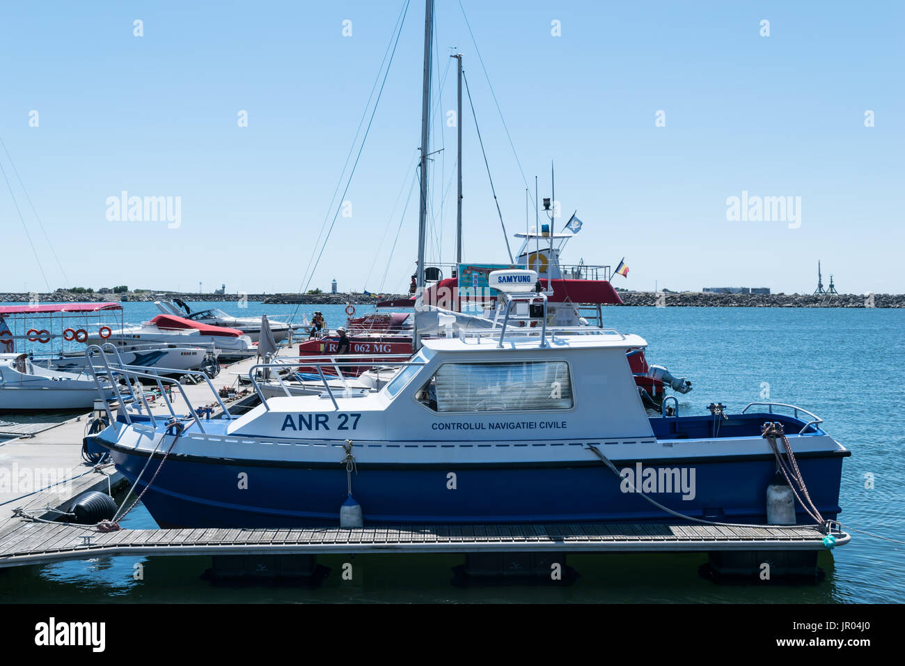 Mangalia, Constanta, Roumanie - le 7 juillet 2017 : Le contrôle de la navigation civile bateau ancré au port de Constanta en Roumanie, l'Europe. Banque D'Images