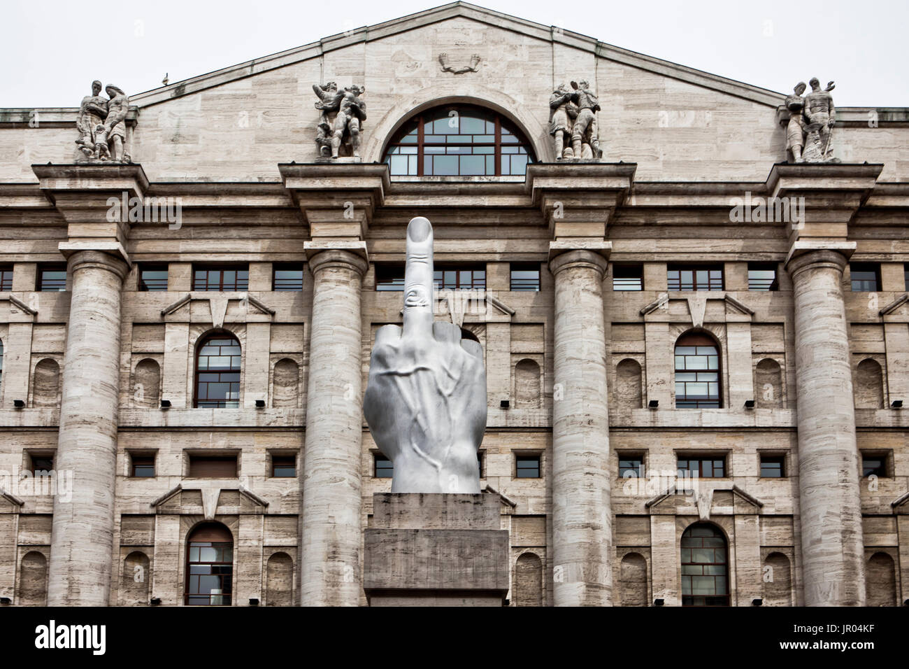 Sculpture par Maurizio Cattelan, Piazza Affari, Affari square, Milan Banque D'Images