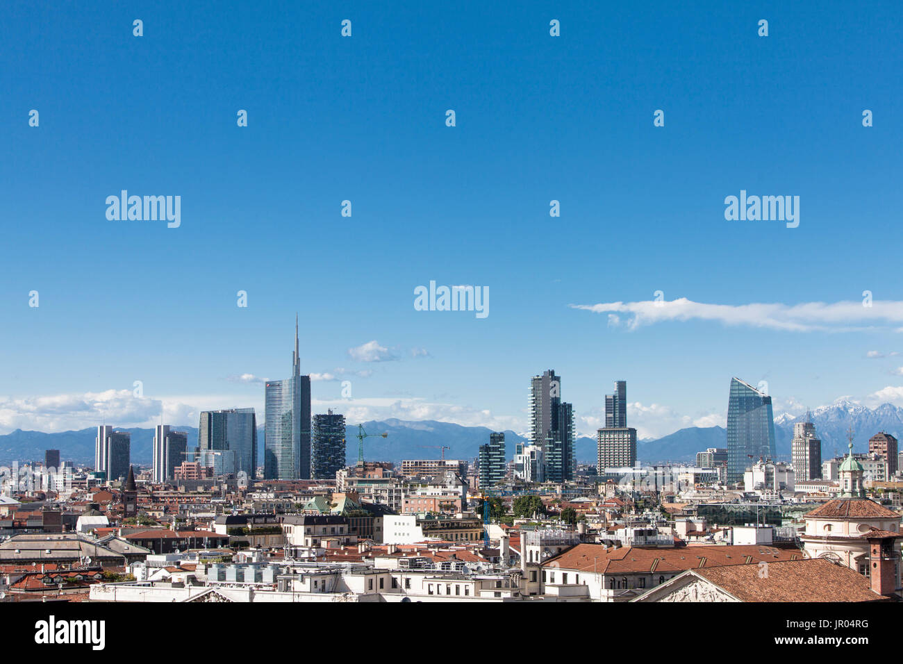 Les toits de Milan avec des bâtiments de la gare Porta Nuova et du projet varesine, le centre d'affaires de Milan Banque D'Images