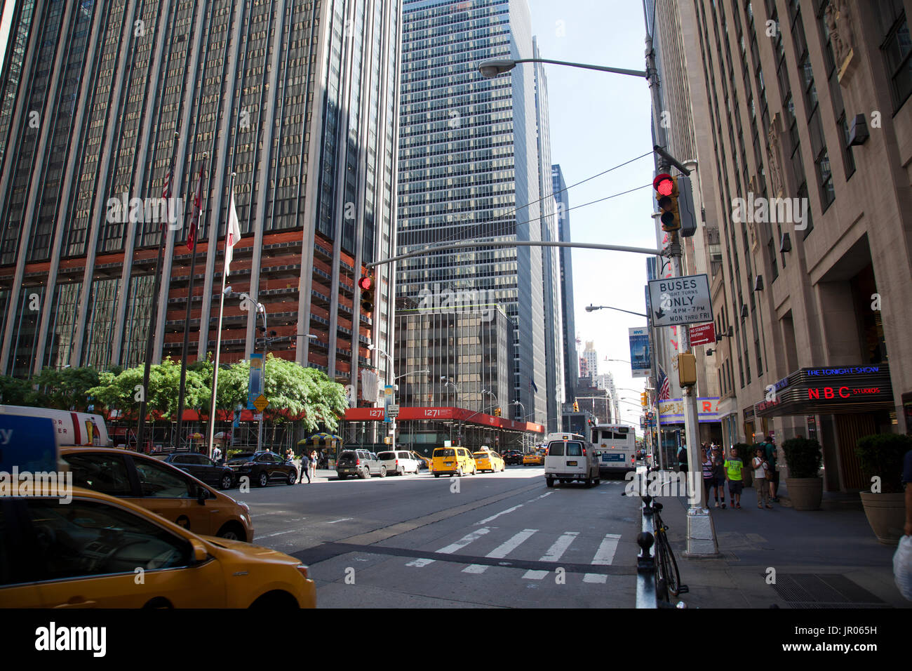 Regardant vers le bas de la 6e Avenue à Manhattan - NEW YORK - USA Banque D'Images