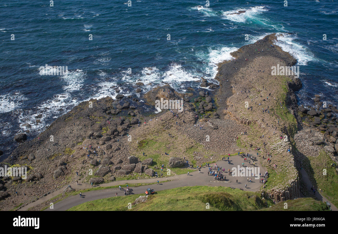 Vue d'oiseau sur un Giant's Causeway coast l'un des plus populaires des taches de touristes dans le monde de l'Irlande du Nord d'Antrim Bushmills Banque D'Images