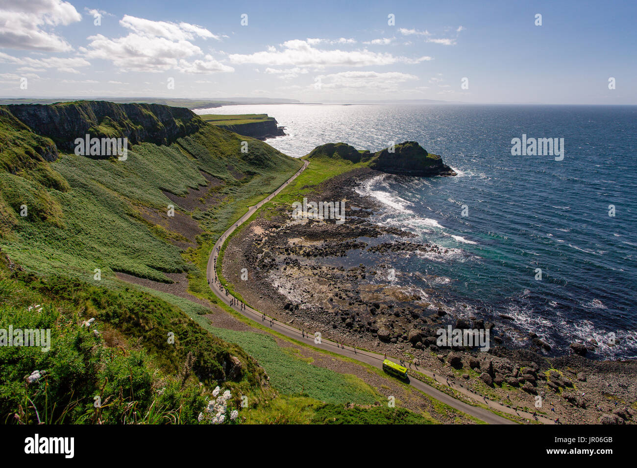 Vue depuis la falaise au-dessus de la route touristique menant à la Chaussée des géants l'un des plus magnifiques côtes Antrim Irlande du Nord Banque D'Images