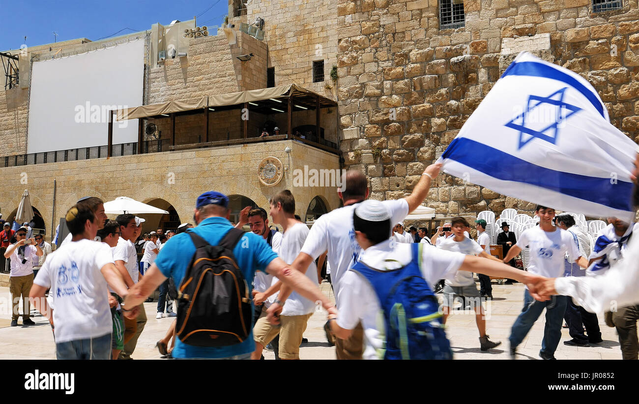 Juifs danser dans une ronde avec drapeau à Jérusalem Banque D'Images