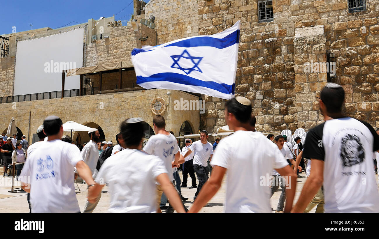 Juifs danser dans une ronde avec drapeau à Jérusalem Banque D'Images