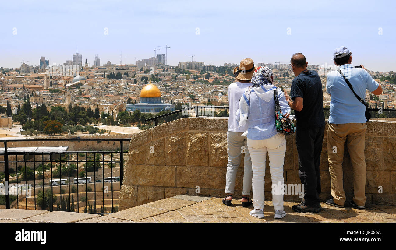 Les touristes regarder la vue sur la vieille ville de Jérusalem Banque D'Images