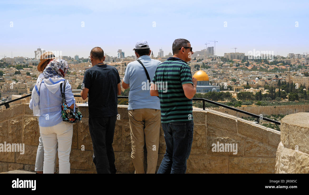 Les touristes regarder la vue sur la vieille ville de Jérusalem Banque D'Images