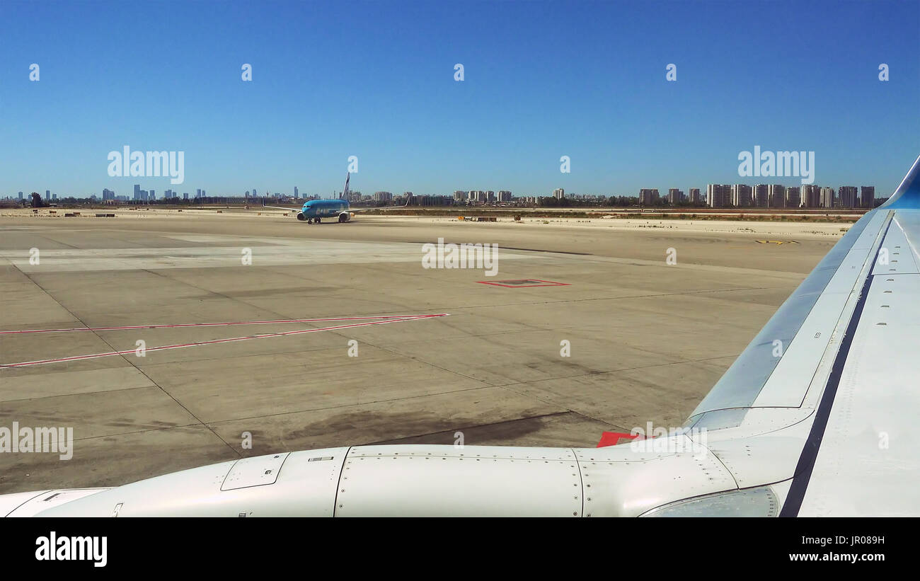 Avion est conduite sur la piste à l'aéroport Banque D'Images