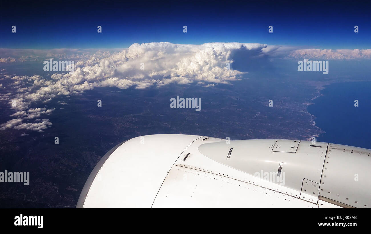 Voler au-dessus des nuages. Vue d'avion avion. Banque D'Images