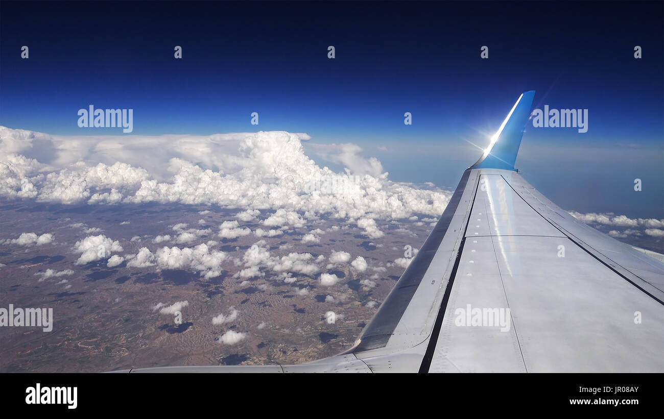 Voler au-dessus des nuages. Vue d'avion avion. Banque D'Images