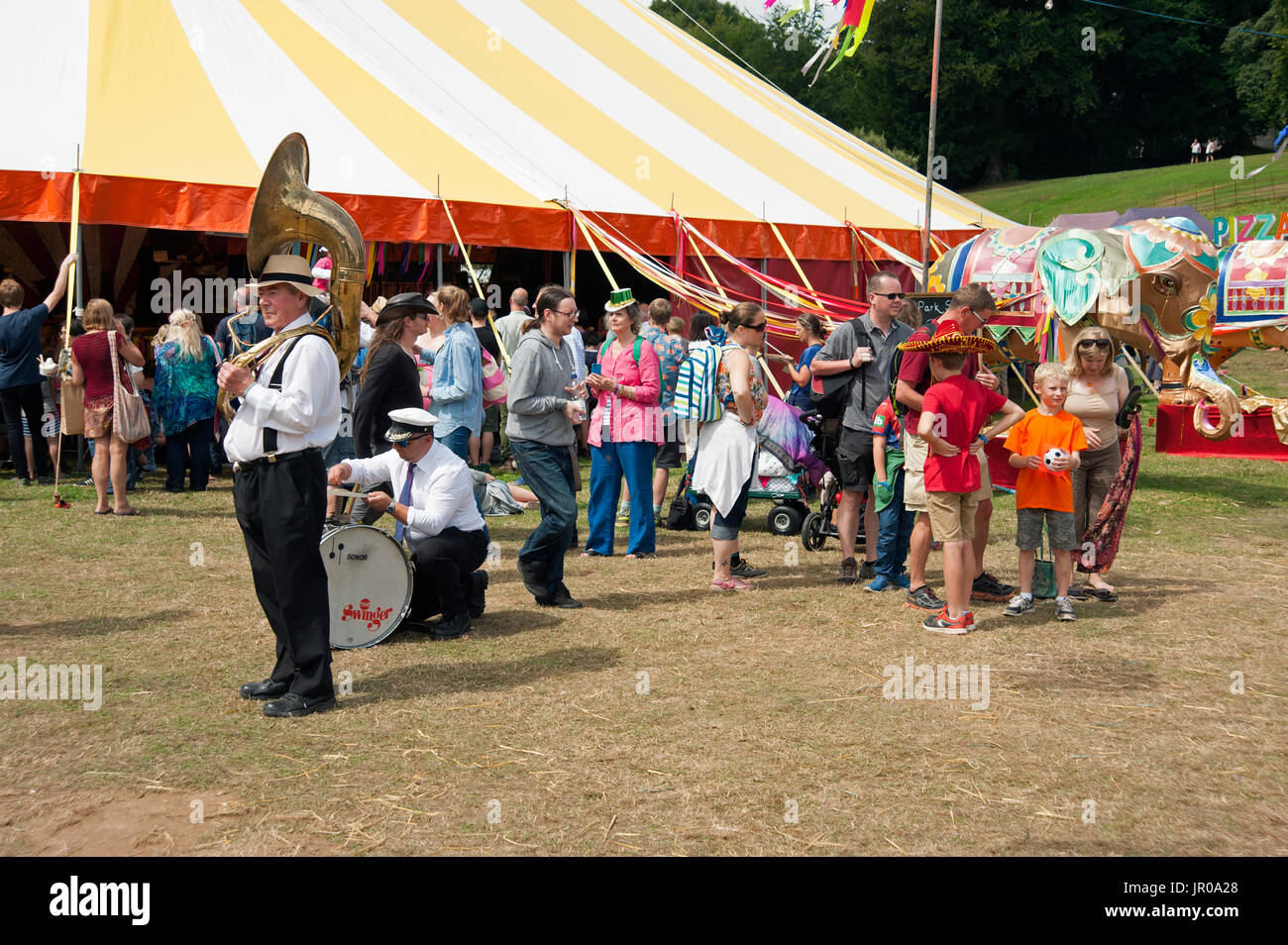 Musiciens et public se mélangent à l'extérieur d'un chapiteau au Festival Port Eliot Cornwall UK Banque D'Images
