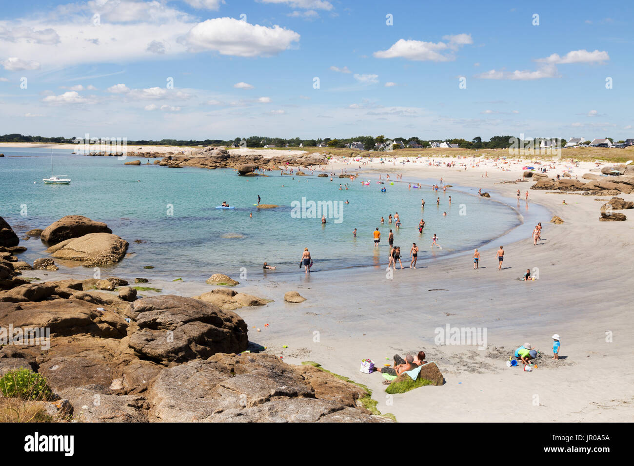 Bretagne beach - personnes bronzer et nager à la plage en été, soleil, Trevignon, Finistère, Bretagne France Europe Banque D'Images
