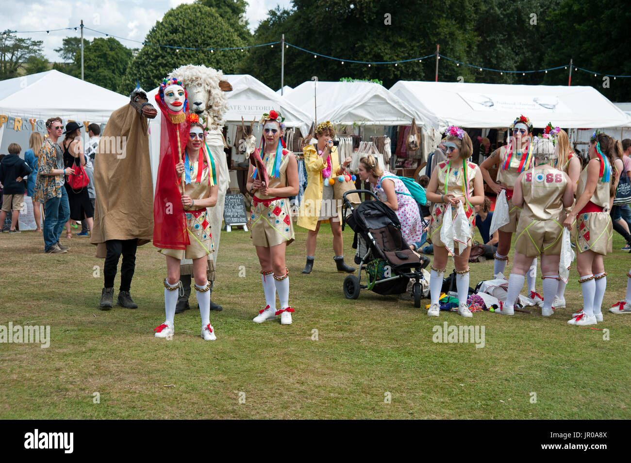 Un groupe de femmes portant des costumes des danseurs Morris traditionnels au Port Eliot Cornwall Festival UK Banque D'Images