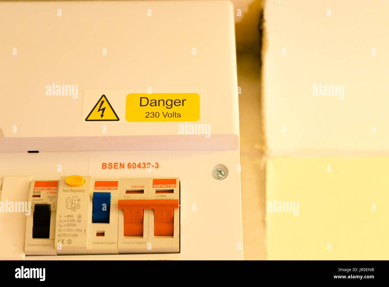 "Danger 230 Volts' signe sur une boîte à fusibles UK Banque D'Images