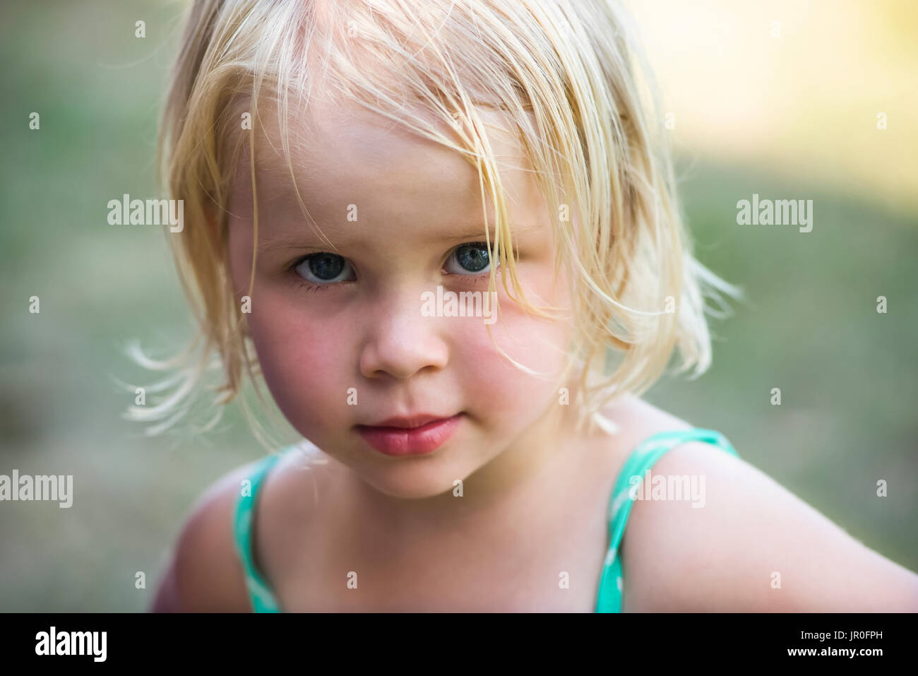Je Voulais Une Petite Fille Aux Cheveux Blonds Aux Yeux Bleus Et A La