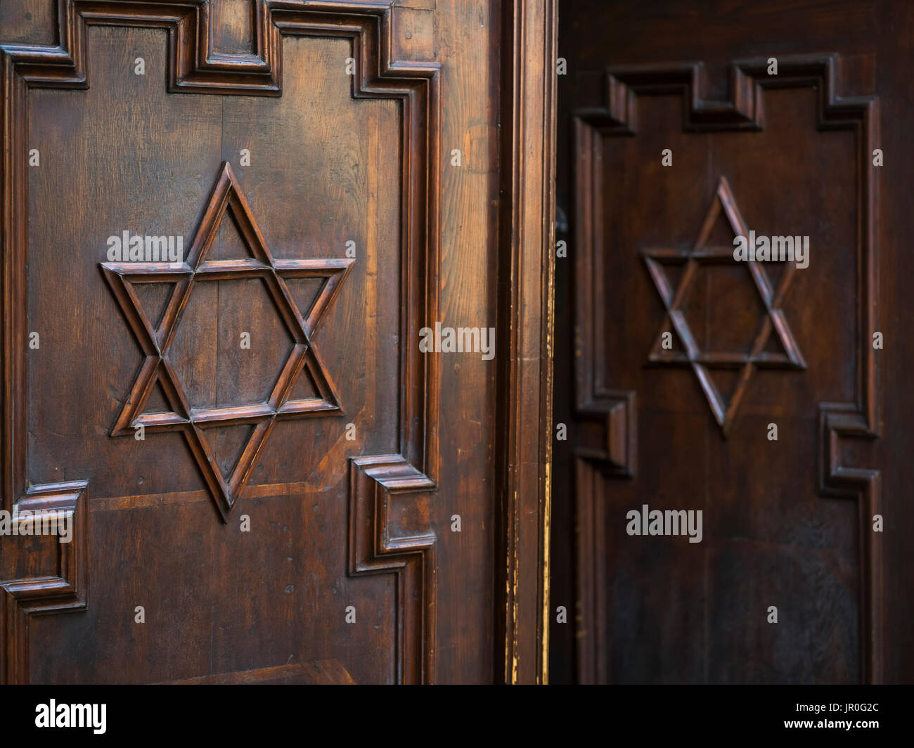 Étoile de David sur les portes en bois, synagogue Pinkas, Prague, République Tchèque Banque D'Images