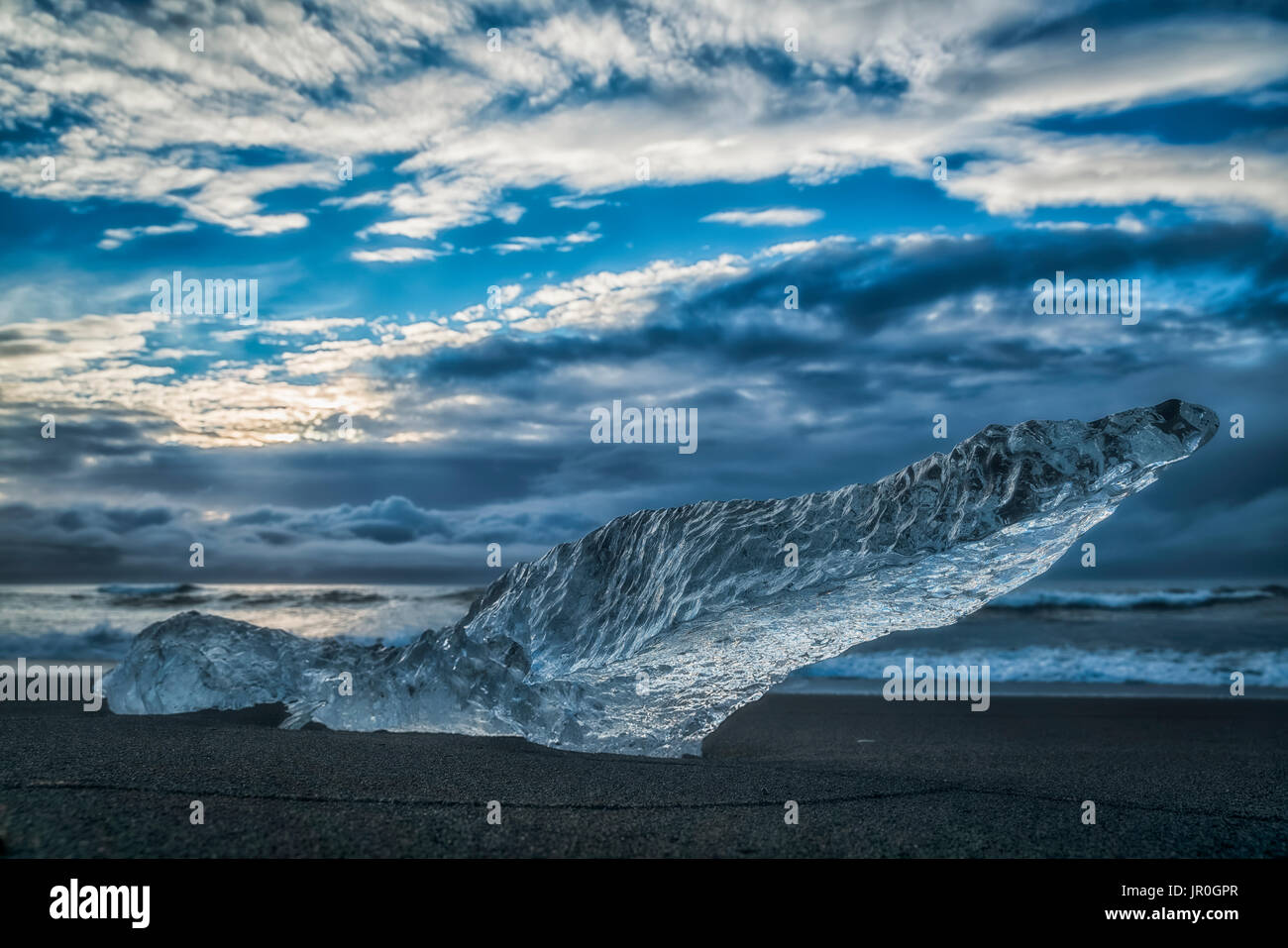 Plage du diamant, le long de la côte sud de l'Islande et est un domaine où les morceaux de glace de Jokulsarlon sont déposées sur la plage après chaque marée haute Banque D'Images Plage du diamant, le long de la côte sud de l'Islande et est un domaine où les morceaux de glace de Jokulsarlon sont déposées sur la plage après chaque marée haute Banque D'Images