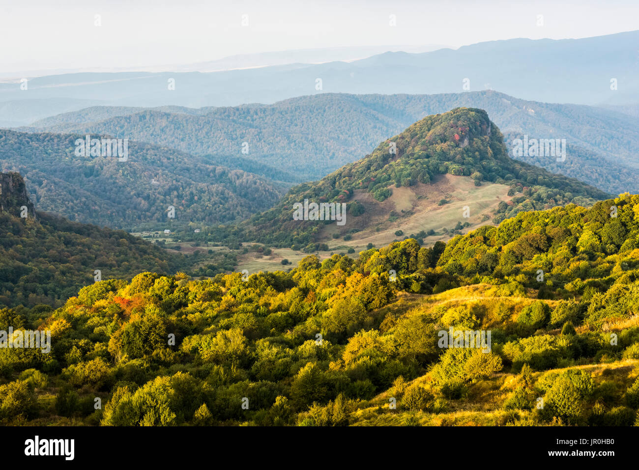 Les montagnes de la Géorgie, éclairée par les premiers rayons de lumière du matin ; Kakheti, Géorgie Banque D'Images