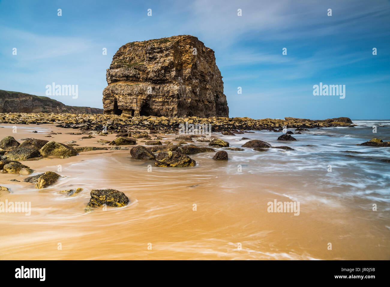 Grande plage de sable de la pile de la mer sur la côte nord-est de l'Angleterre ; à South Shields, Tyne and Wear, England Banque D'Images