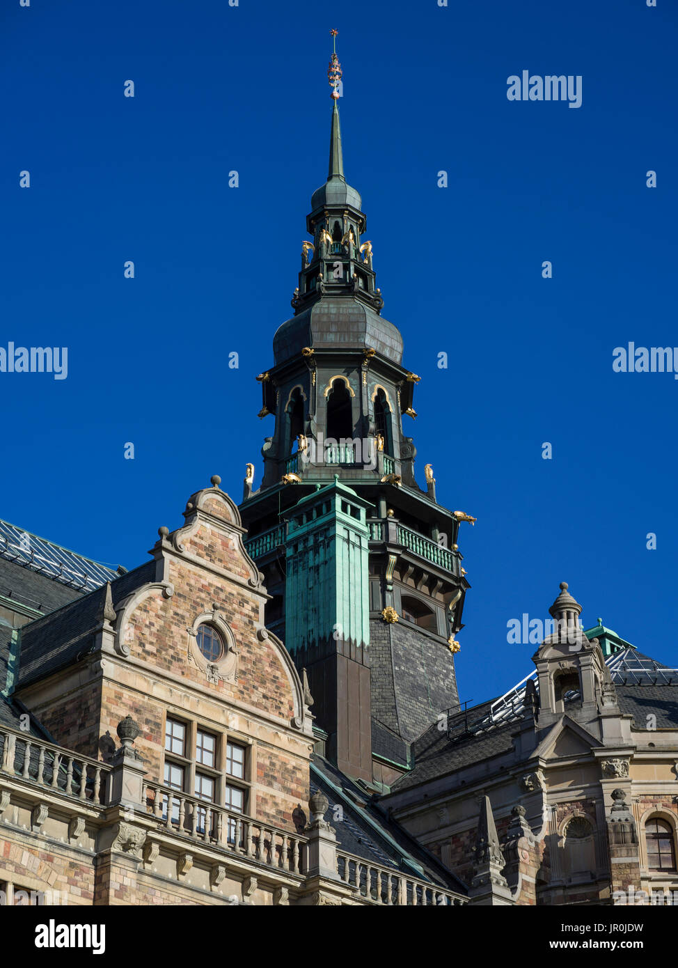 Une tour de spire contre un ciel bleu ; Stockholm, Suède Banque D'Images