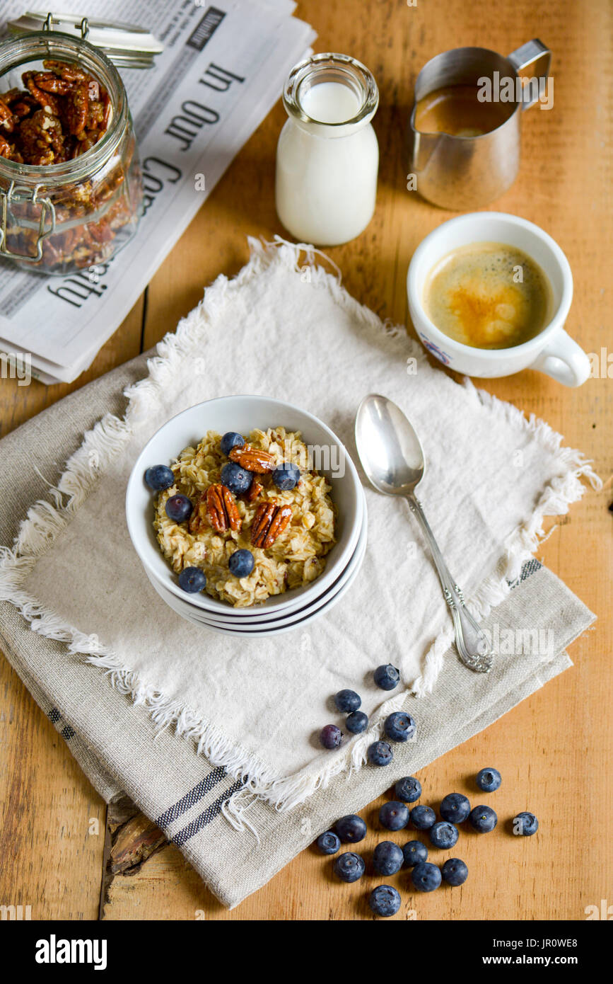 Repas Petit-déjeuner, d'avoine, de l'alimentation des baies bleu Banque D'Images