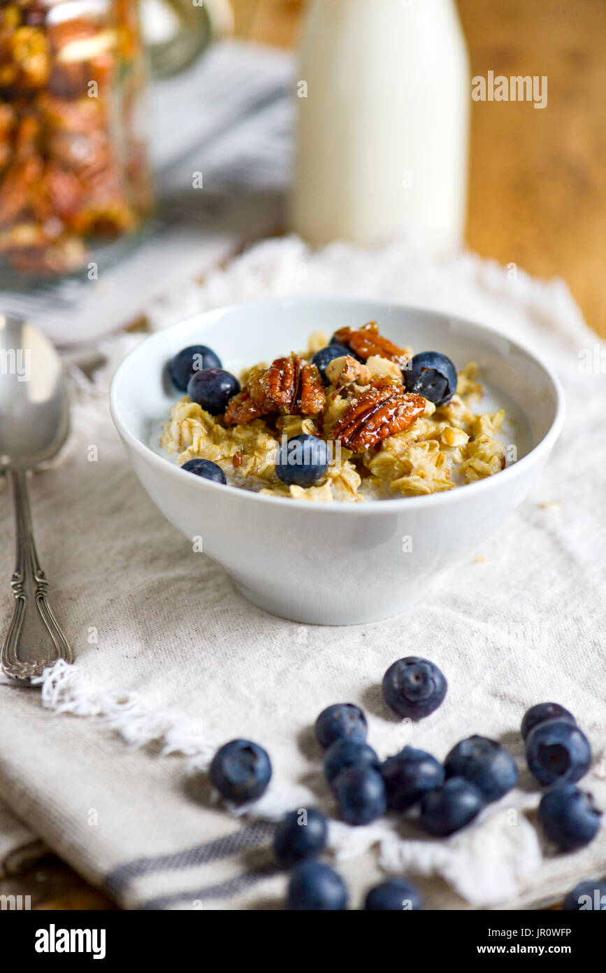 Repas Petit-déjeuner, d'avoine, de l'alimentation des baies bleu Banque D'Images