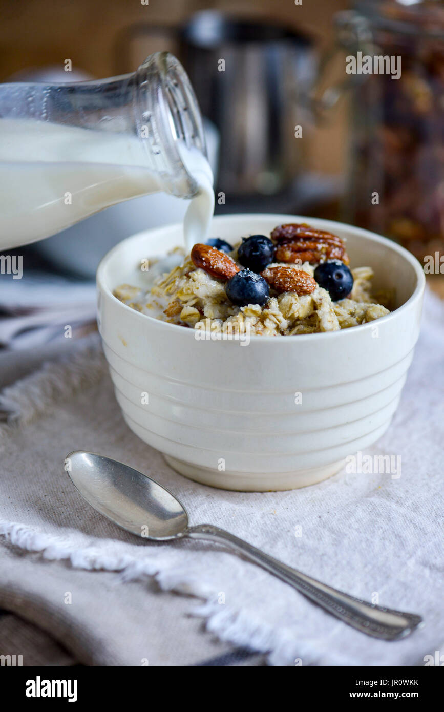 Repas Petit-déjeuner, d'avoine, de l'alimentation des baies bleu Banque D'Images