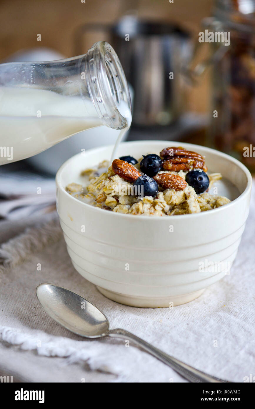 Repas Petit-déjeuner, d'avoine, de l'alimentation des baies bleu Banque D'Images