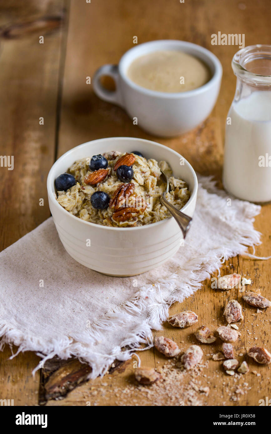 Repas Petit-déjeuner, d'avoine, de l'alimentation des baies bleu Banque D'Images