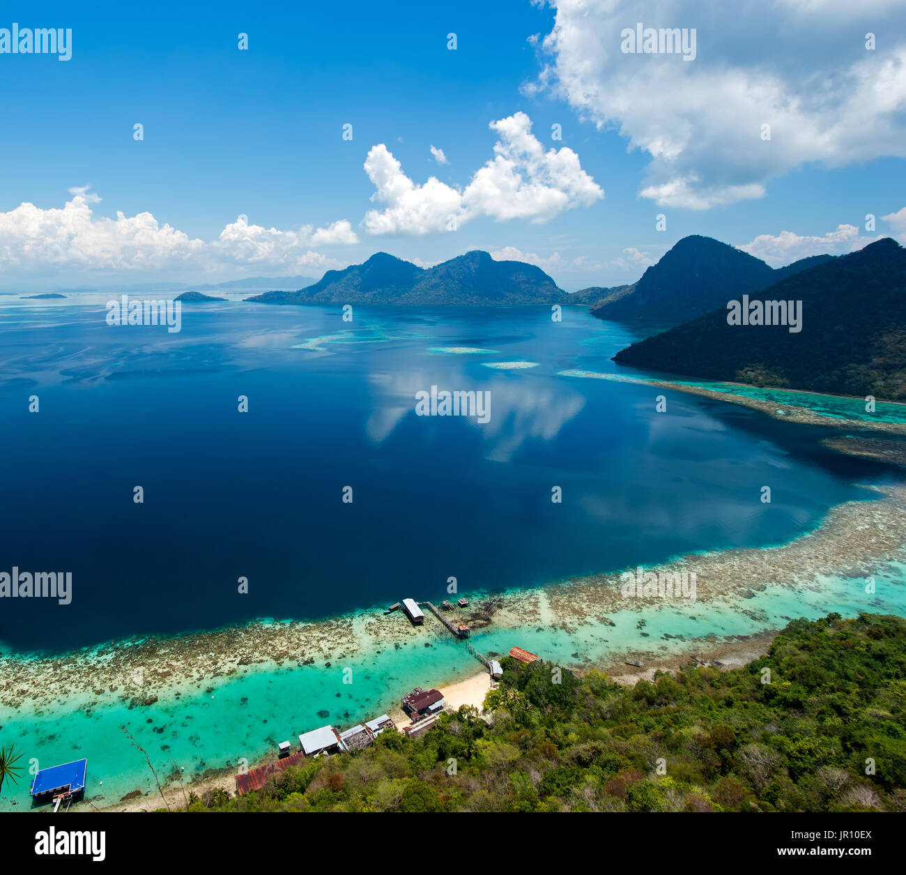 Belle vue sur le haut de Bohey dulang Tun Sakaran île dans le parc marin à proximité de Sipidan Mabul island, l'un des meilleurs site de plongée du monde en t Banque D'Images