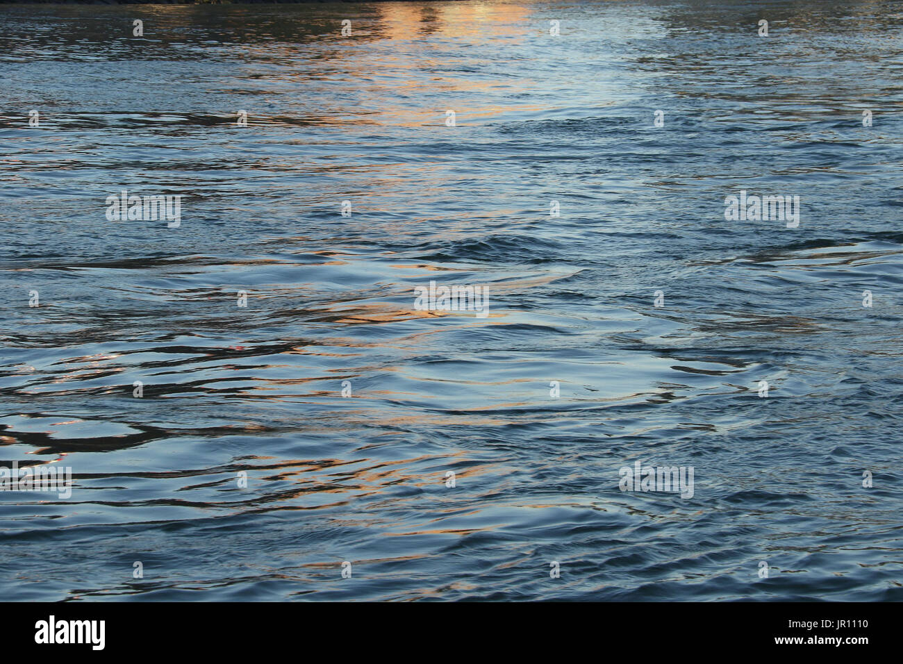 Reflets dans la rivière de l'Est au coucher du soleil Banque D'Images