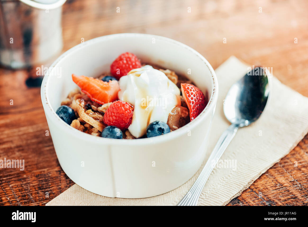 Le petit-déjeuner, repas d'avoine, des petits fruits Banque D'Images