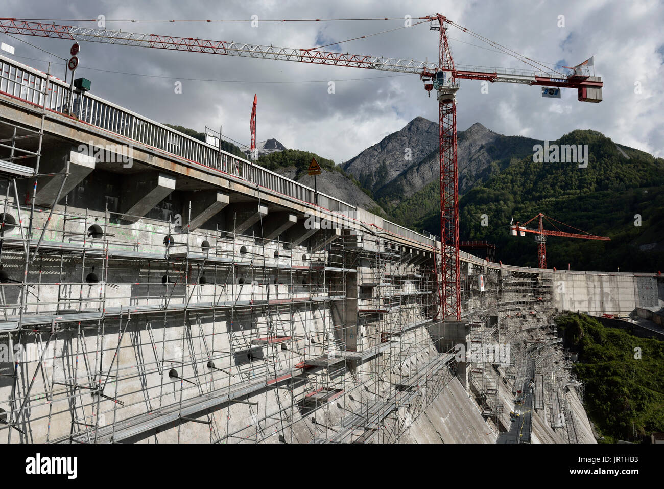 Les travaux sur le renforcement du barrage de Chambon, en 2014. Les travaux de consolidation permettent de traiter 3 problèmes observés sur le barrage, causée principalement par le phénomène d'alcali-réaction. Alpes, France Banque D'Images