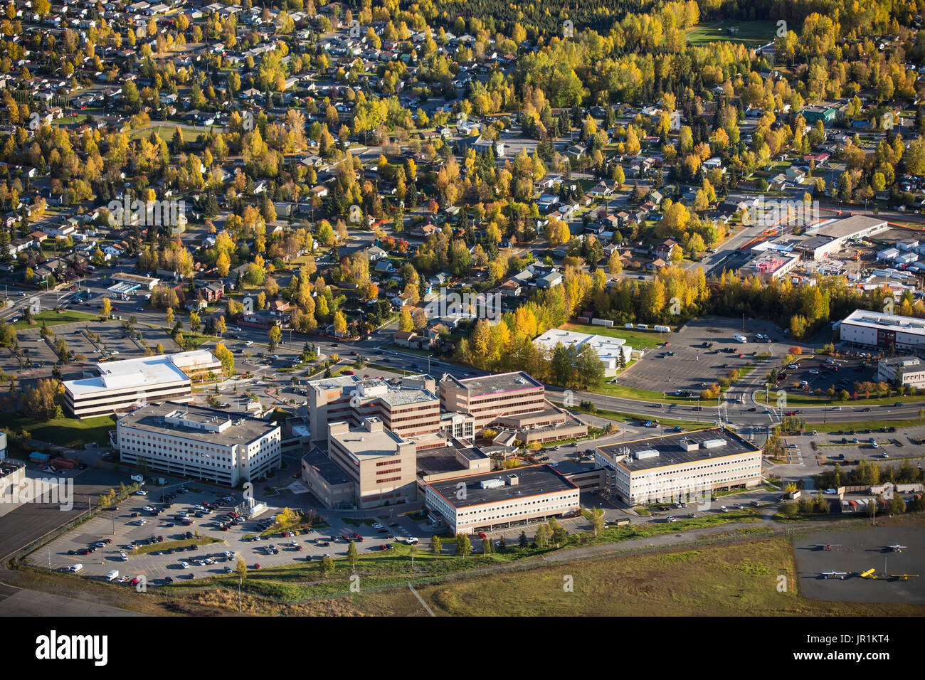 Vue aérienne de l'Hôpital régional de l'Alaska à l'automne, Anchorage, Southcentral Alaska, USA Banque D'Images