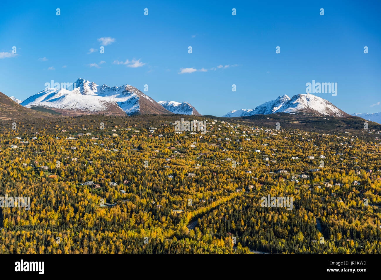 Vue aérienne du quartier de colline avec Chugach montagnes en arrière-plan à l'automne, Southcentral Alaska, USA Banque D'Images